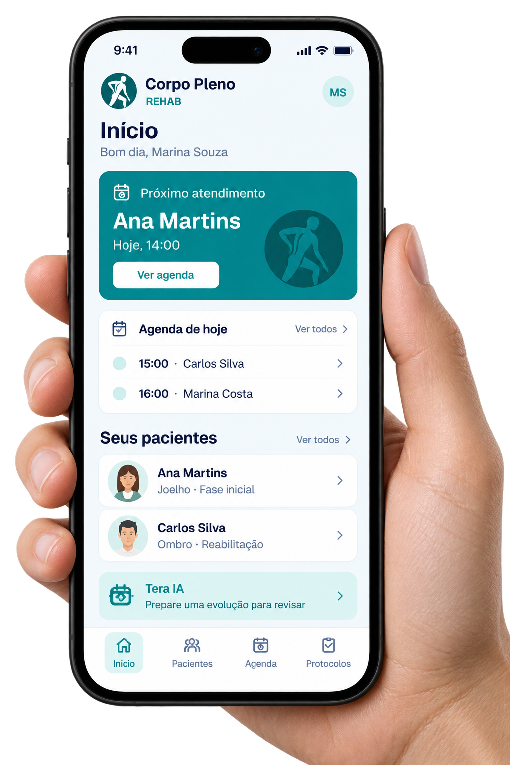 Celular segurado por uma mão com o painel inicial ilustrativo do Rehab: pacientes, próximos agendamentos e Tera IA.